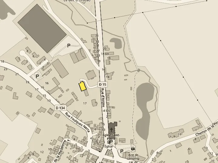 Plan du bourg de La Poitevinière : le théâtre, en jaune, se trouve à l'ouest de la rue d'Anjou (D15), près des points de repère listés sous le plan.