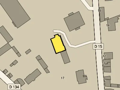 Vue rapprochée : le bâtiment du théâtre, en jaune, est en retrait à l'ouest de la rue d'Anjou (D15), juste au nord de la bibliothèque.